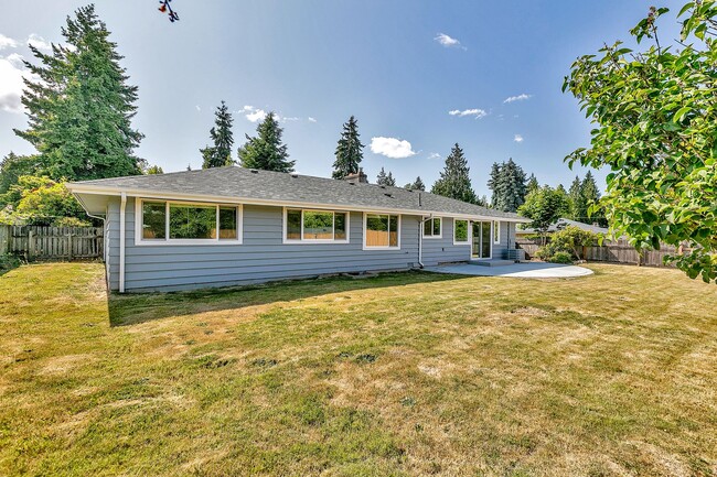 Building Photo - Freshly Remodeled Burien Rambler
