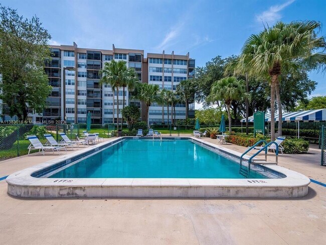 Building Photo - 1400 St Charles Pl