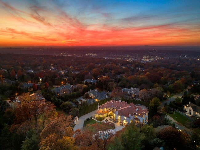 Building Photo - 142 Hoover Dr