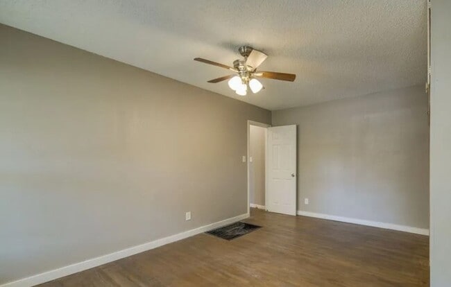 Building Photo - Adorable One Bedroom