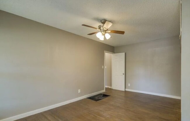 Building Photo - Spacious Townhome in Southeast Wichita