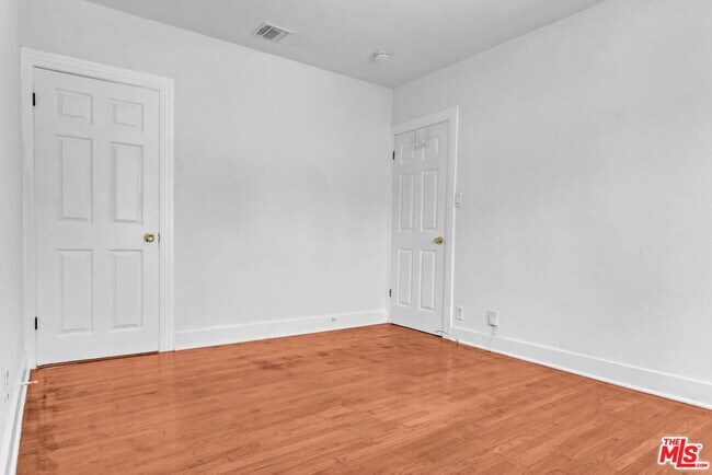Building Photo - 736 N Poinsettia Pl