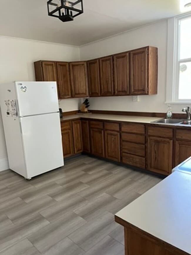 Building Photo - 3 Bed 1 Bath Single Family Home Close to H...