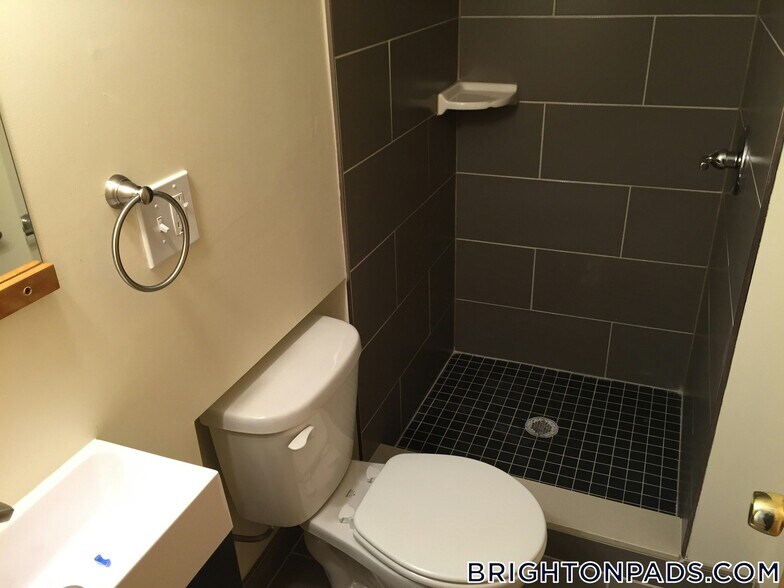 Building Photo - 34 Bentley St