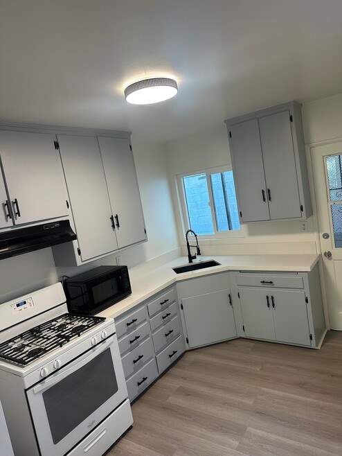 Building Photo - 209 W Palmer Ave