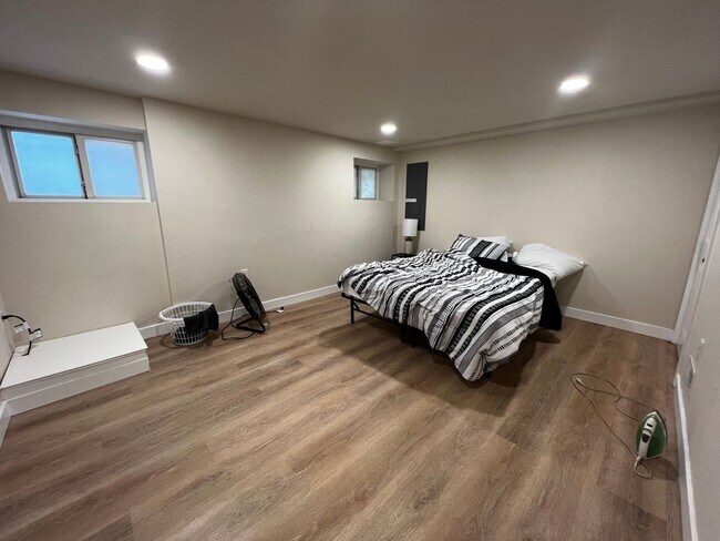 Building Photo - Lovely 2 BR/2 BA Townhome in Riggs Park!