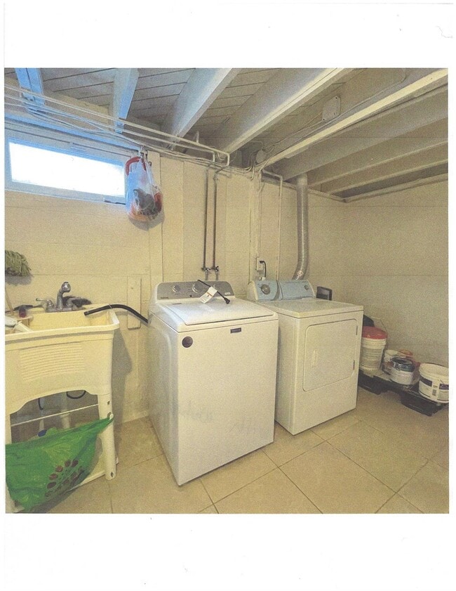 Building Photo - 25 Hull Dr