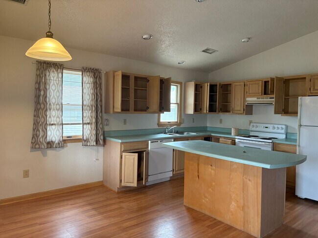 Building Photo - 3 Bedroom 2 Bath Home in Colington $2195/mo