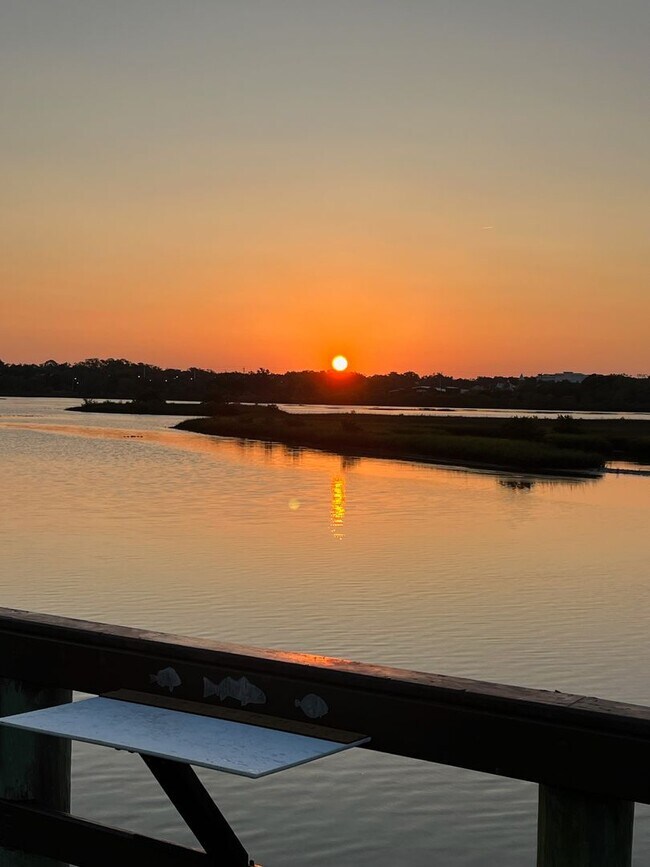 Building Photo - 3 bedroom, 3 bath Luxury Living Along the ...