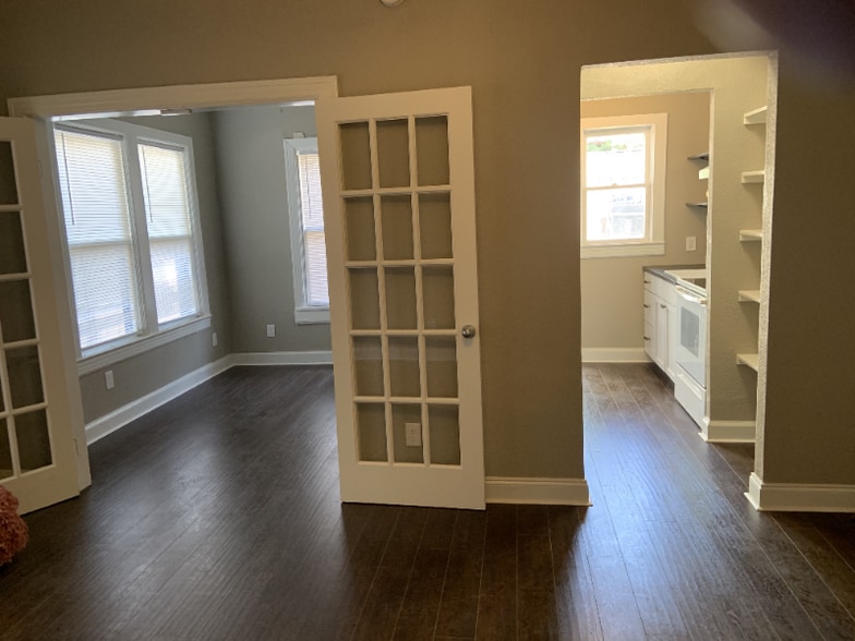 Building Photo - 209 E Rosewood Ave