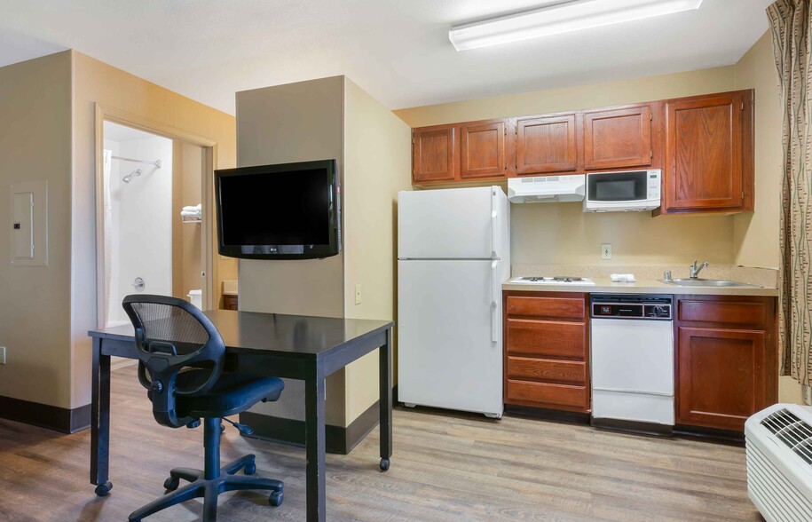 Building Photo - Furnished Studio-Phoenix - Chandler - E. C...