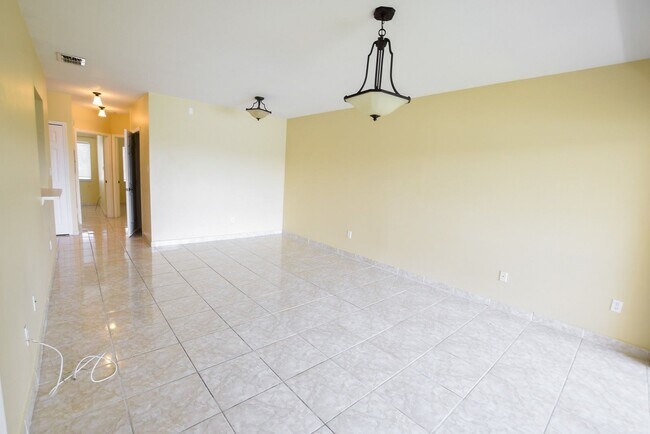 Building Photo - 3 br, 2 bath House - 522 Villa Del Sol Cir...