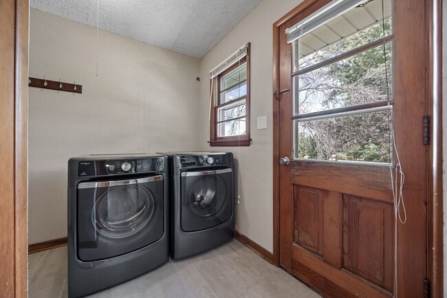 Building Photo - Single Family Home On Convenient, Quiet St...