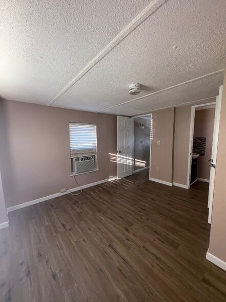 Building Photo - 15 Little Ln