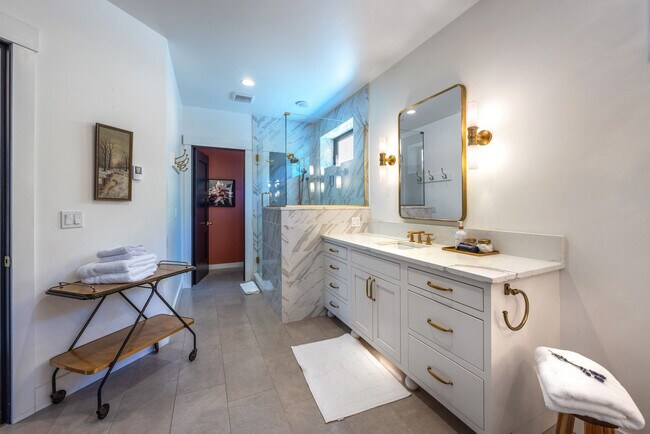 Building Photo - 3500 Westcliff Dr