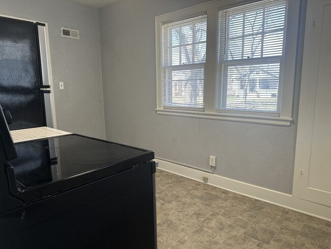 Building Photo - 225 W 1st St