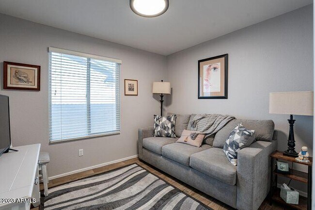 Building Photo - 1402 E Cherry Hills Dr