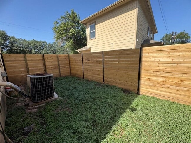 Building Photo - Townhome available off East MLK