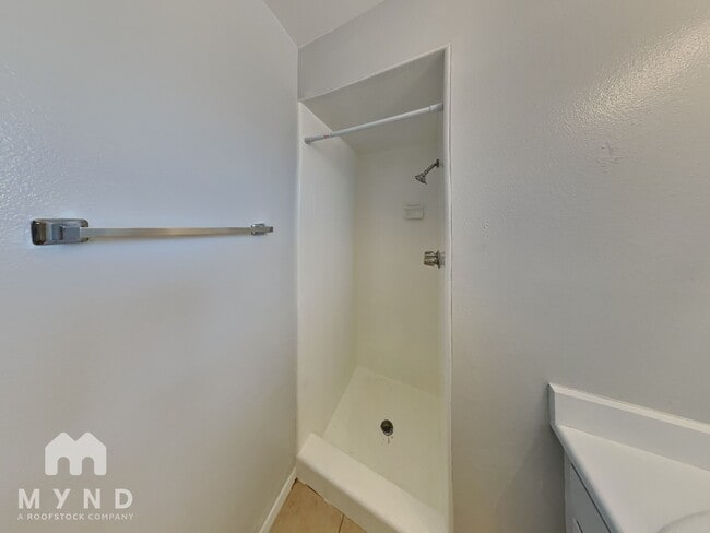 Building Photo - 903 E 5th St