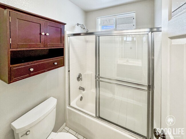 Building Photo - Great 4B/2.5BA House in Vista!