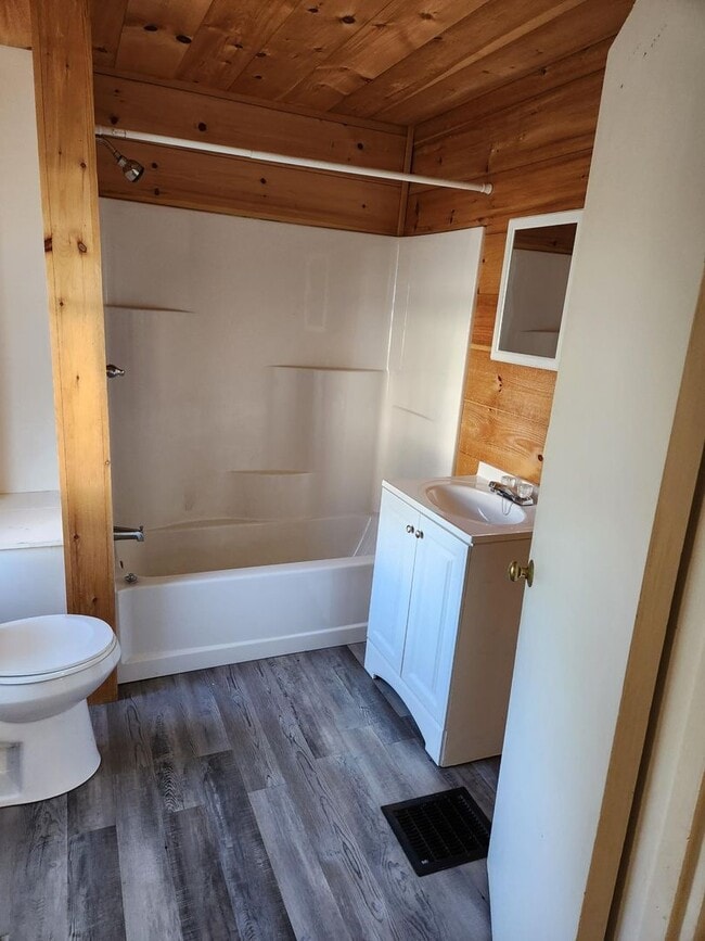 Primary Photo - - Walking distance to Downtown Ellsworth -...