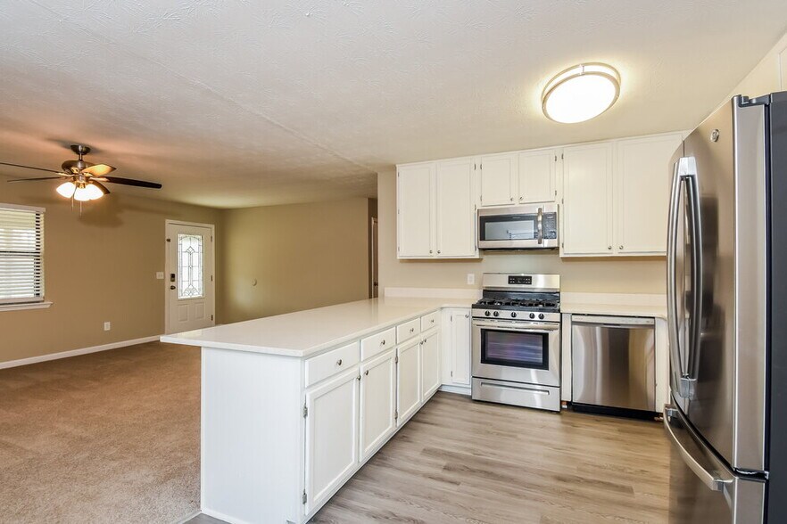 Building Photo - 584 Brooks St