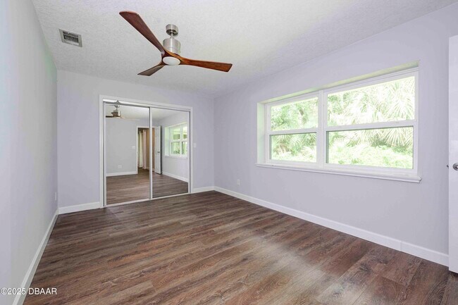 Building Photo - 6118 Del Rio Dr