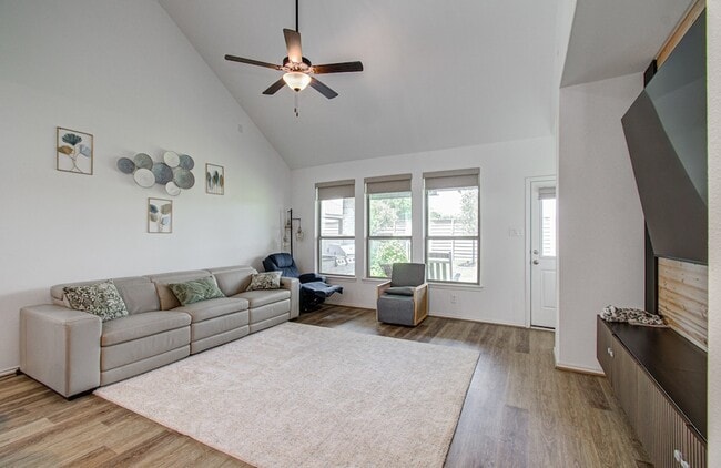 Building Photo - 4722 Crest Hill Dr