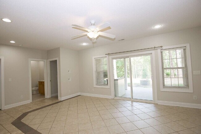 Building Photo - "Spacious 3-Bedroom Retreat with 3200 Sq Ft of Comfort in Seven Lakes!"