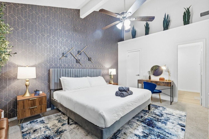 Building Photo - 2 St Charles Pl