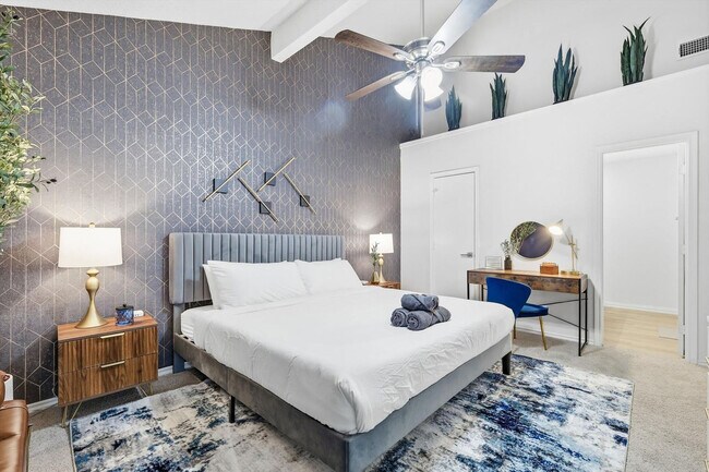 Building Photo - 2 St Charles Pl