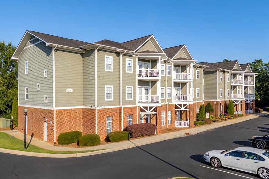 Building Photo - The Manor