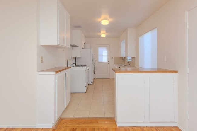 Building Photo - Spacious 2 bedroom / 1 bath home in Pacific Beach / Crown Point!