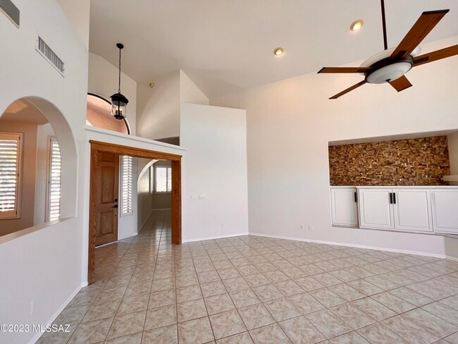 Building Photo - 10123 N Alder Spring Dr