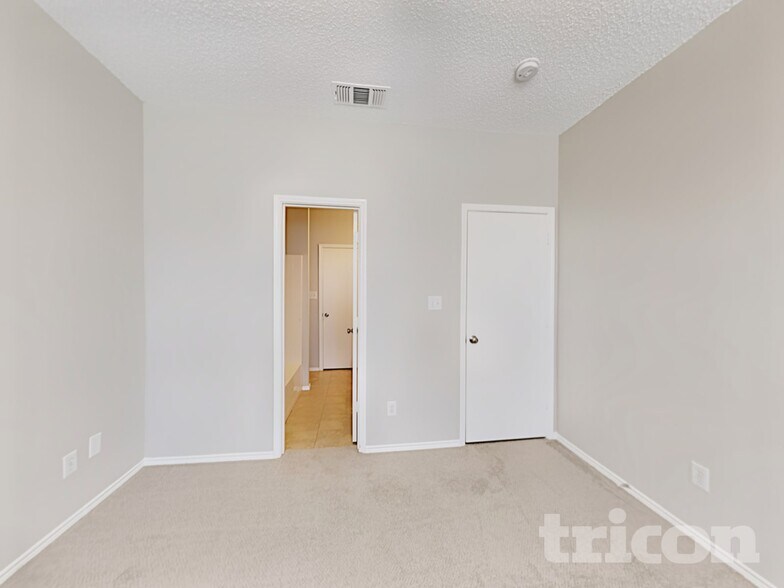 Building Photo - 813 Indigo Terrace
