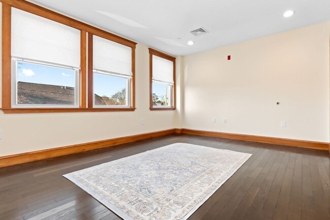 Building Photo - 44 Maple St