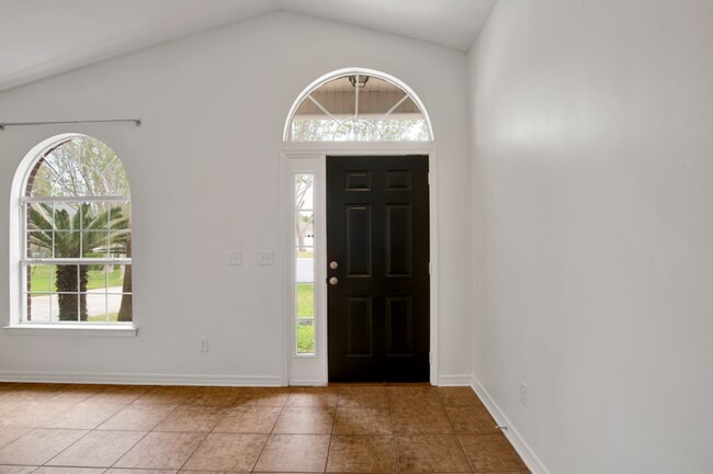 Building Photo - 3 Bedroom Scenic Heights Home