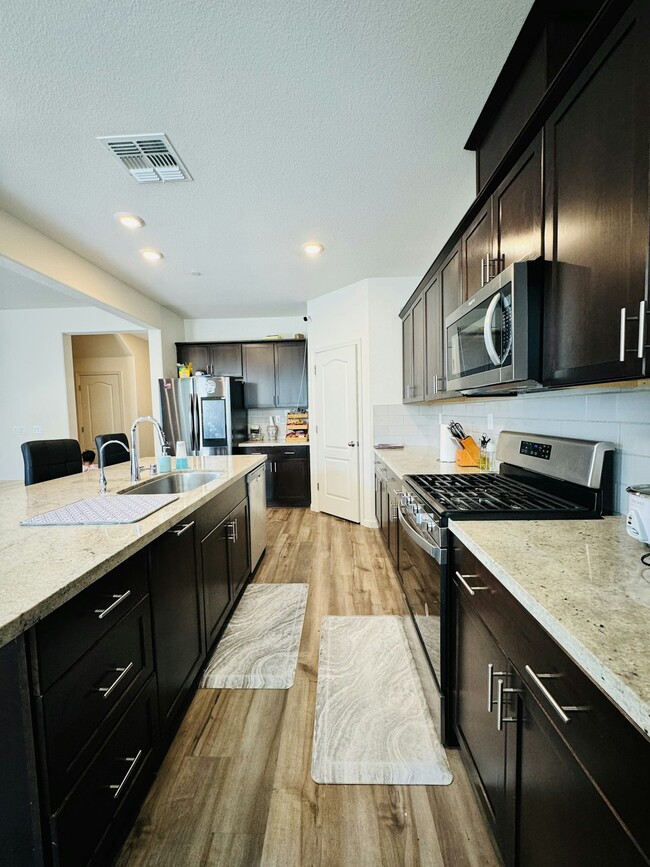 Building Photo - 3026 Kenwood Cir