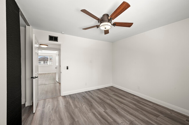 Building Photo - 10518 Pine Grove St