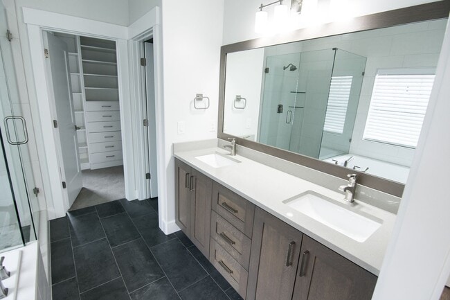 Building Photo - Gorgeous 2-Story Home In a Gated Community!
