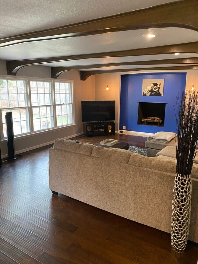 Building Photo - Executive Home in Wilemans Belle Isle