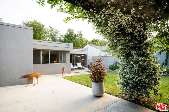 Building Photo - 423 W Ellis Ave