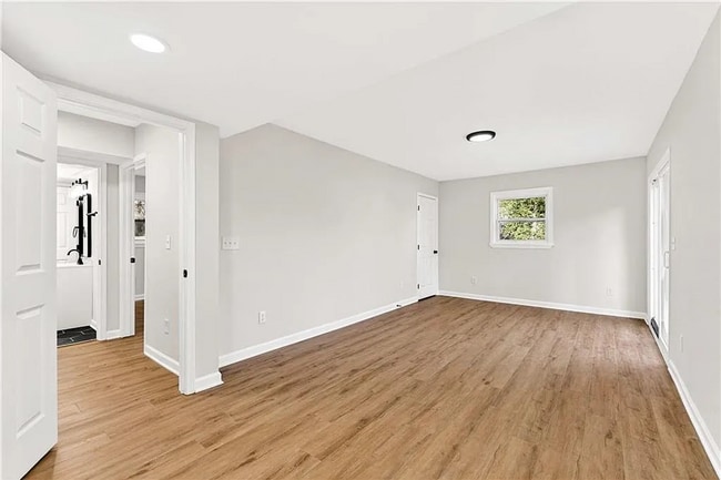 Building Photo - 4 Bed, 3 Bath in Decatur!