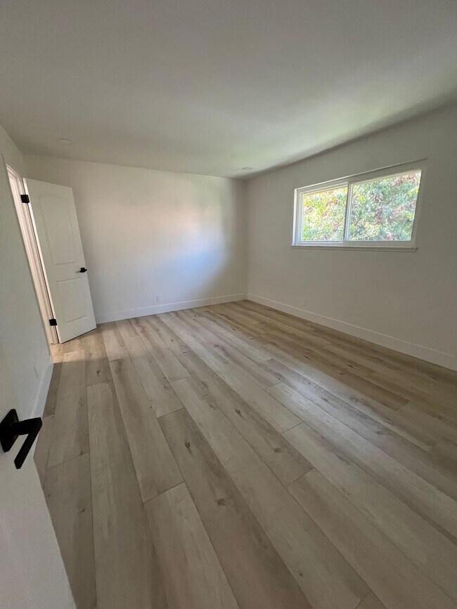 Building Photo - Charming upgraded home!