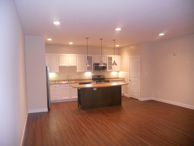 2 bed/2 bath with deck - Abodes Downtown- KOT and Franklin