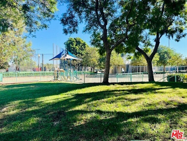 Building Photo - 221 S Gale Dr