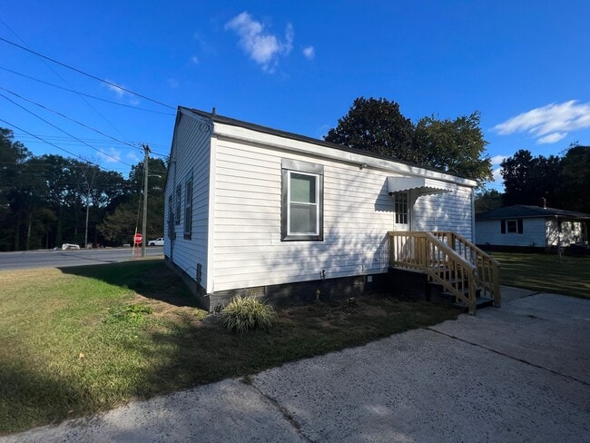 Building Photo - MOVE-IN READY! *HOLIDAY MOVE-IN SPECIAL $500 off the first full months rent if lease signed by 1/...