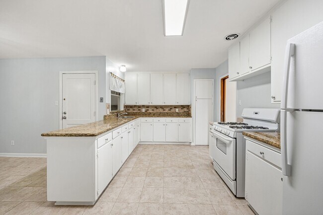 Building Photo - 2019 Woodvine Dr