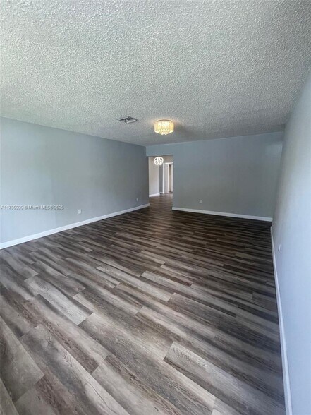 Building Photo - 262 Northwest Dr
