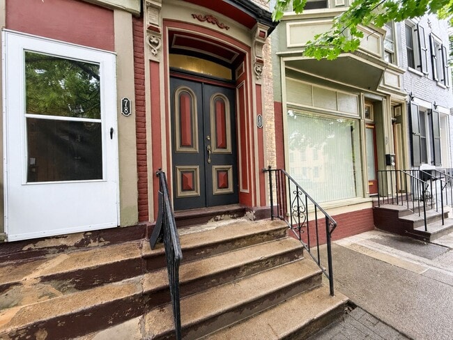 Building Photo - 1 Bedroom / 1 Bathroom Apartment in Downtown Easton